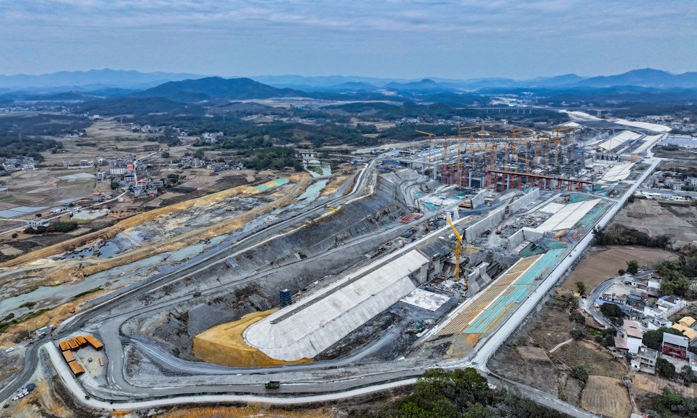 該階段道路轉(zhuǎn)換工作主要包括船閘閘室15號、16號底板澆筑、下閘首底板澆筑和道路安全防護等，完成后將形成從下游導(dǎo)流施工道路直達上閘首底板的“黃金通道”，進一步縮短航行距離，提高通行效率，為后續(xù)金屬結(jié)構(gòu)安裝提供通行、吊裝等基礎(chǔ)條件。