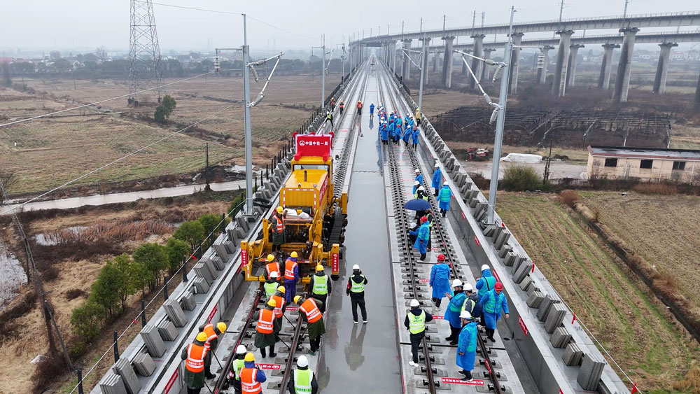 2月15日，在撫河特大橋接軌點，中鐵一局參建的昌九高鐵南昌東站至何家線路所先行開通段鋪軌貫通，南昌東站正式接入京港高鐵昌贛段、杭昌高鐵與京港高鐵實現快速互聯(lián)互通。昌九高鐵線路全長138公里，設計時速350公里，本次先行開通段全長21.177公里。未來線路開通后，杭昌線開往港深方向的列車無需繞行南昌南站，可直接經南昌東站快速往返。