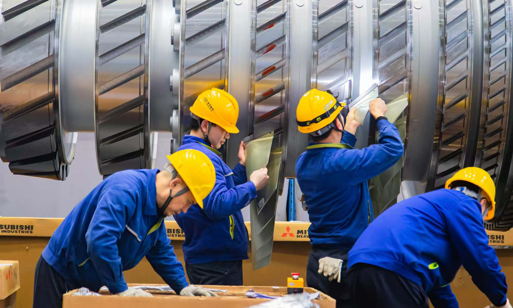 東方電氣集團工作人員在進行巴中（通江）燃氣發(fā)電工程1號項目燃氣輪機轉子葉片裝配。東方電氣掌握包括H級、F級、H100、G50等機型最為豐富的燃氣輪機的設計制造技術，也是國內(nèi)行業(yè)首家燃機產(chǎn)出達到百臺的企業(yè)。2025年，燃氣輪機業(yè)務依舊繁忙，20余臺套燃機將執(zhí)行產(chǎn)出。