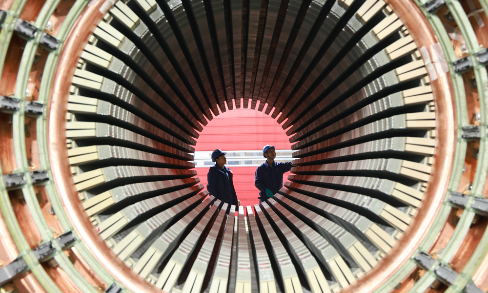 哈電集團(tuán)電機(jī)公司工作人員進(jìn)行汽輪發(fā)電機(jī)定子下線準(zhǔn)備工作。