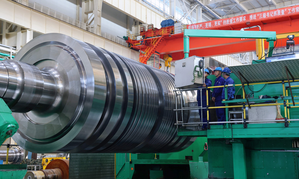 哈電集團(tuán)汽輪機(jī)公司操作者進(jìn)行昌江核電二期4號(hào)汽輪機(jī)組低壓轉(zhuǎn)子加工。