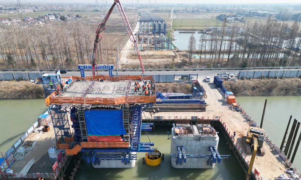 2月下旬，中鐵七局西安公司寧鹽高速公路揚(yáng)州段項(xiàng)目完成首個(gè)懸澆梁0號(hào)塊混凝土澆筑，拉開橋梁上部結(jié)構(gòu)施工序幕。此次澆筑的0號(hào)塊位于高郵湖特大橋跨京杭運(yùn)河懸澆梁橋。