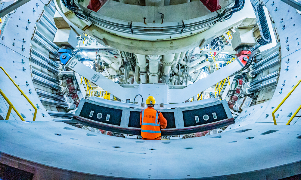 近日，由中國鐵建所屬中鐵十四局承建的濟南市黃崗路穿黃隧道開始進(jìn)入黃河水域段施工。目前，隧道盾構(gòu)段已累計掘進(jìn)1658米，掘進(jìn)進(jìn)度過半。圖為隧道內(nèi)盾構(gòu)機作業(yè)現(xiàn)場。