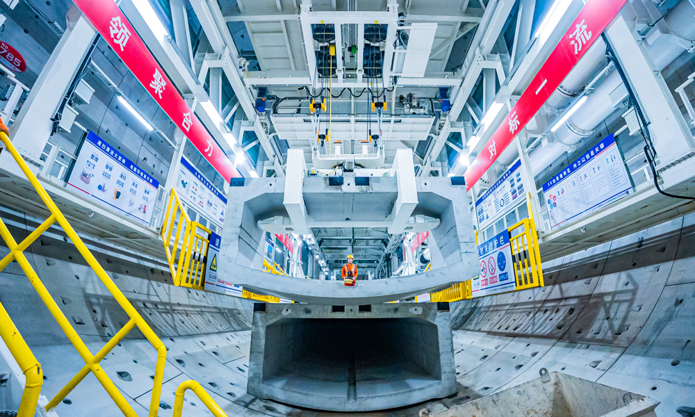 濟南市黃崗路穿黃隧道南起藍(lán)翔中路，向北依次下穿二環(huán)北路、濟廣高速、南岸大堤、黃河、北岸大堤、鵲山水庫沉沙池，終點與在建G309互通立交相銜接，全長約5755米，其中盾構(gòu)段長約3290米，盾構(gòu)機開挖直徑17.5米，為世界最大直徑水下盾構(gòu)隧道。圖為工作人員正在調(diào)運預(yù)制管片。