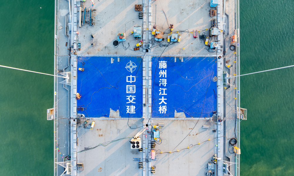 藤州潯江大橋位于廣西梧州市藤縣境內(nèi)，是世界首座獨塔空間纜斜拉-懸索協(xié)作體系橋梁，全長約1.6公里，主塔高238米，是廣西最高橋塔。