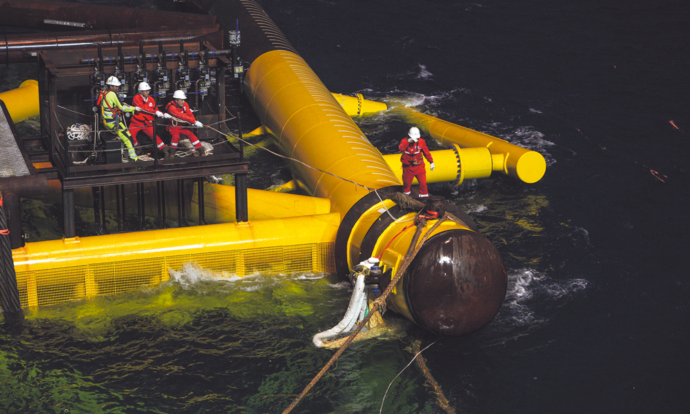 項(xiàng)目采用標(biāo)準(zhǔn)化選型設(shè)計(jì)、標(biāo)準(zhǔn)化采辦、一體化建造施工。施工中，項(xiàng)目組加強(qiáng)對(duì)關(guān)鍵過程、重要節(jié)點(diǎn)的控制，實(shí)現(xiàn)平臺(tái)結(jié)構(gòu)焊接一次合格率99.89%、管線焊接一次合格率98.88%，平臺(tái)全部組塊的陸地建造工作較計(jì)劃提前24天完成，與同類型萬(wàn)噸級(jí)導(dǎo)管架相比，建造工期縮短近2個(gè)月。圖為中國(guó)海油施工人員進(jìn)行導(dǎo)管架扶正掛扣作業(yè)。