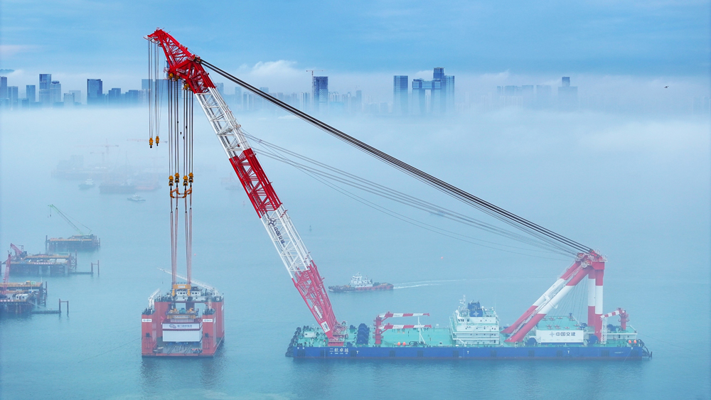 近日，廈金大橋（廈門段）項(xiàng)目首件裝配式預(yù)制墩臺(tái)順利完成出運(yùn)及吊裝作業(yè)。