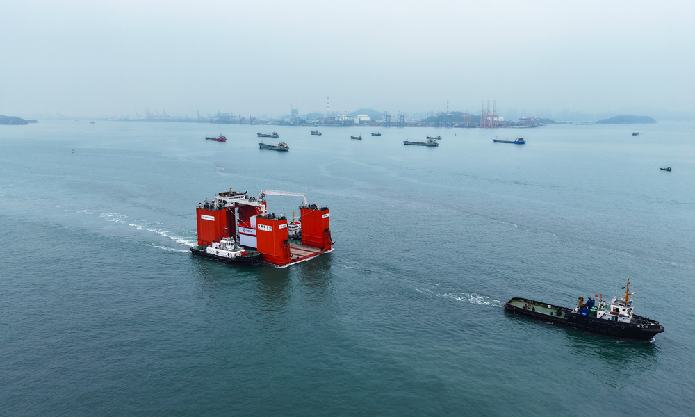 本次出運(yùn)的裝配式墩臺(tái)為劉五店航道東側(cè)非通航孔橋墩臺(tái)，長(zhǎng)18米、寬13.8米、高13.4米，重約3000噸，在中交集團(tuán)一航局墩臺(tái)預(yù)制廠生產(chǎn)，由中交集團(tuán)二航局“二航卓越”執(zhí)行吊裝。?