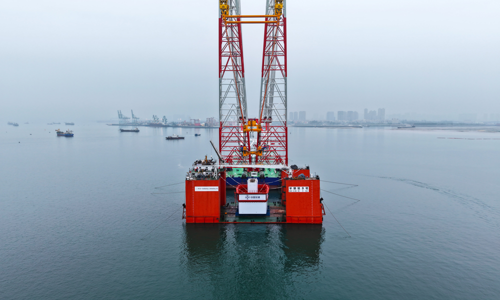 作為橋梁承重結(jié)構(gòu)，墩臺(tái)是支撐橋梁重量的關(guān)鍵部位，直接影響大橋的穩(wěn)定性和安全性?！暗谝欢铡钡某晒β涠ǎ瑯?biāo)志著海上主線橋梁進(jìn)入裝配化施工新階段，開啟項(xiàng)目建設(shè)“陸海協(xié)同、智能拼裝”的快速實(shí)施模式。