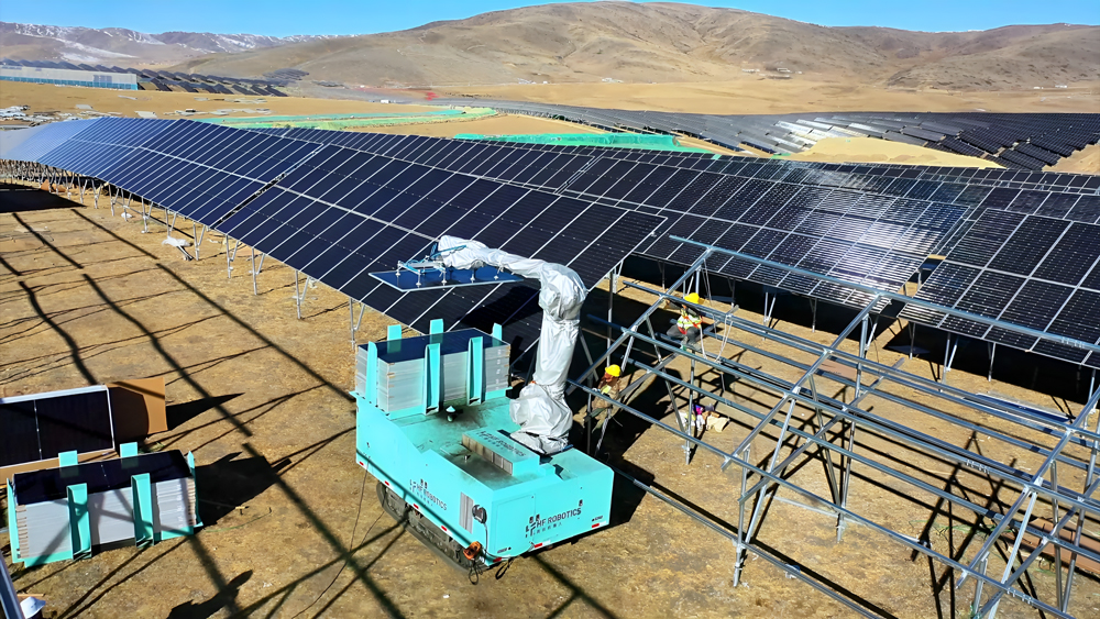 該項(xiàng)目建設(shè)的50兆瓦儲(chǔ)能電站是四川省首個(gè)構(gòu)網(wǎng)型儲(chǔ)能電站，在2小時(shí)內(nèi)可充電或放電5萬(wàn)度 ?！皹?gòu)網(wǎng)型儲(chǔ)能電站”將儲(chǔ)能電池與光伏發(fā)電裝置連接，形成一個(gè)具有自動(dòng)充放電功能的小型電網(wǎng)，不僅能調(diào)節(jié)清潔能源發(fā)電項(xiàng)目的波動(dòng)性，還能有效改善偏遠(yuǎn)地區(qū)電網(wǎng)的穩(wěn)定運(yùn)行能力。