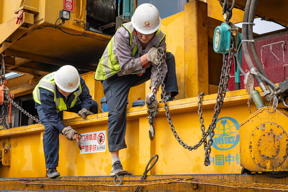 據(jù)了解，目前南憑高鐵崇憑段路基、橋梁、隧道、鋪軌等站前工程已全面收官。全線2000多名施工人員正全力推進(jìn)“四電”工程、房建工程等。