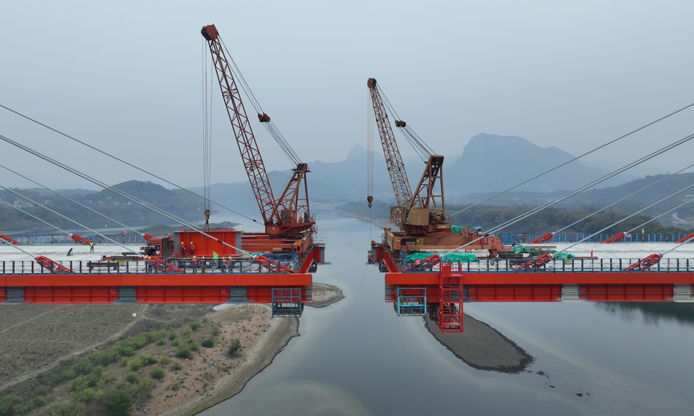 青洲柳江特大橋全長(zhǎng)1675米，主橋采用雙塔雙索面組合梁斜拉橋設(shè)計(jì)，主塔為倒Y型結(jié)構(gòu)，總高162.8米，主跨506米，是廣西最大跨徑的無輔助墩斜拉橋，也是國內(nèi)第二大跨徑無輔助墩斜拉橋。