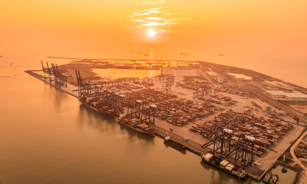 該項目位于海南省儋州市洋浦經濟開發(fā)區(qū)，航道全長13公里，在洋浦港區(qū)現(xiàn)有5萬噸級和2萬噸級航道基礎上進行改擴建，主要建設內容包括疏浚工程、臨時圍堰工程、導助航設施工程、環(huán)境保護工程等。