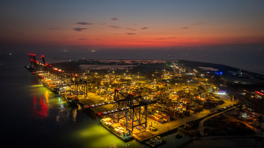 項目建成后，洋浦港區(qū)外段和中段將滿足20萬級集裝箱船單線乘潮通航，里段航道將滿足7萬噸級散貨船單線全天候通航，可滿足全球最大的2.4萬箱位集裝箱船通航靠泊需求，進一步服務西部陸海新通道建設，助推海南自貿港高質量發(fā)展。