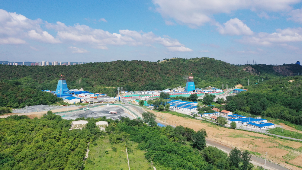 近日，中國五礦陳臺溝鐵礦項目建設(shè)現(xiàn)場一片繁忙景象。作為國家“基石計劃”首批開工的重點項目，陳臺溝鐵礦緊緊錨定“2026年7月實現(xiàn)試生產(chǎn)”目標(biāo)，狠抓井巷工程建設(shè)，倒排網(wǎng)絡(luò)計劃，加快關(guān)鍵線路施工，力爭2025年全年完成29.5萬立方米工程量，確保年底前井巷工程完成90%以上，為明年按期進(jìn)入生產(chǎn)階段打下堅實基礎(chǔ)。