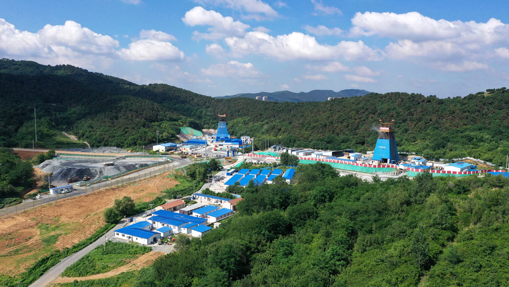 截至3月24日，陳臺溝鐵礦項目自開工以來累計開挖外運土石方80.74萬立方米，預(yù)應(yīng)力錨索累計完成1.26萬米，錨桿累計完成2.9萬米，坡面硬化累計完成4萬平方米。