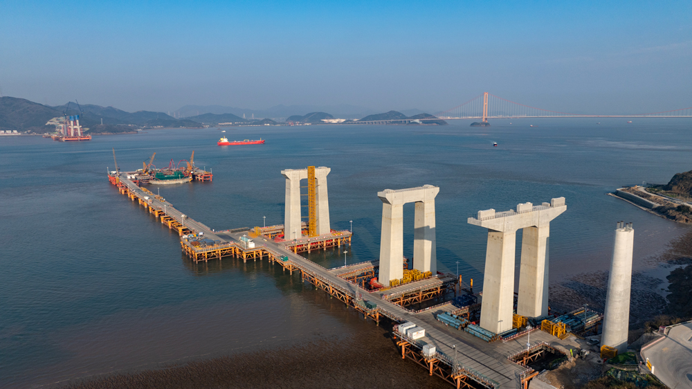 西堠門公鐵兩用跨海大橋全長3118米，主跨1488米，是世界在建跨度最大的斜拉懸索協(xié)作體系橋梁，由中鐵上投牽頭投資、中鐵四院和中鐵大橋院勘察設(shè)計(jì)、中鐵四局承建，是浙江省甬舟鐵路和甬舟高速公路復(fù)線跨越西堠門水道的共用跨海橋梁，連接舟山金塘島和冊子島。