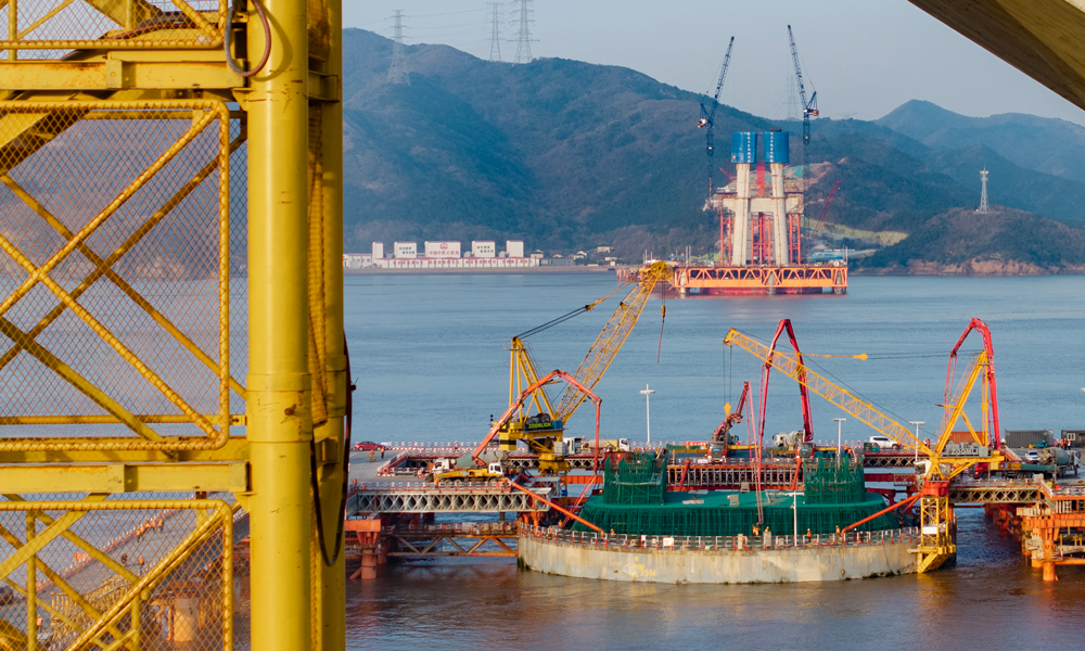 近日，甬（寧波）舟（山）鐵路西堠門公鐵兩用跨海大橋4號主塔承臺(tái)順利澆筑完成，大橋下部結(jié)構(gòu)施工全部結(jié)束，標(biāo)志著這座創(chuàng)下多項(xiàng)世界紀(jì)錄的超級橋梁正式進(jìn)入主塔塔身結(jié)構(gòu)施工階段，為甬舟鐵路全線通車奠定關(guān)鍵基礎(chǔ)。