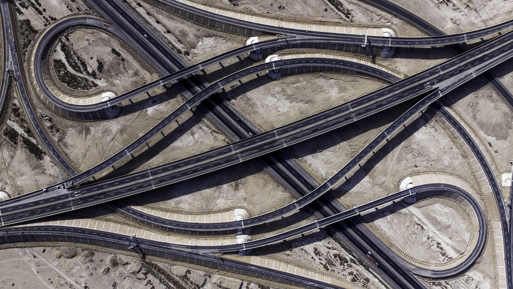 該路段位于巴音郭楞蒙古自治州境內(nèi)，全長(zhǎng)143公里，主線共設(shè)置特大橋10座、大橋42座、中橋26座、小橋25座、涵洞213道、互通立交7處及6座收費(fèi)站和3個(gè)服務(wù)區(qū)等。