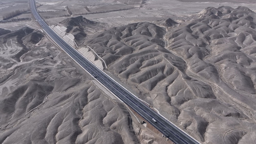 烏尉高速巴倫臺(tái)至庫(kù)爾勒段航拍圖。
