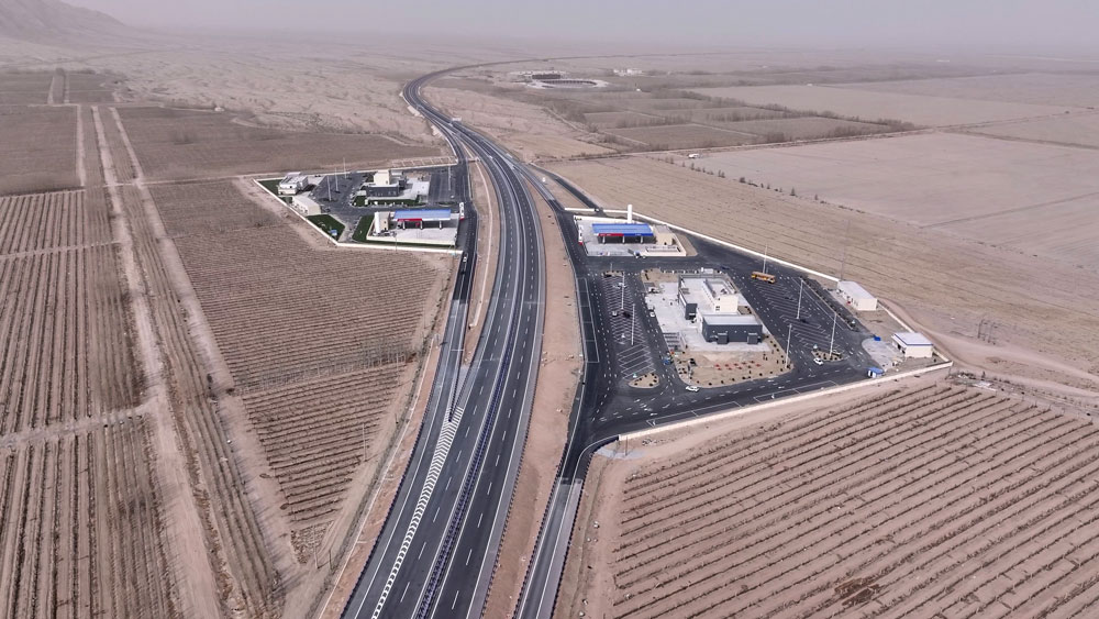烏尉高速巴倫臺(tái)至庫(kù)爾勒段航拍圖。