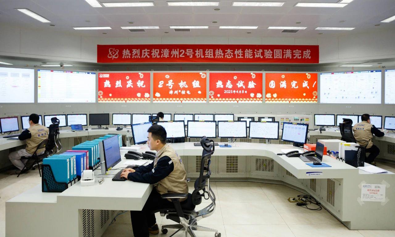 熱試是通過主泵運(yùn)轉(zhuǎn)和穩(wěn)壓器電加熱器投用，使反應(yīng)堆冷卻劑系統(tǒng)升溫升壓，并在各特定試驗(yàn)平臺執(zhí)行一系列調(diào)試試驗(yàn)、運(yùn)行定期試驗(yàn)的綜合性試驗(yàn)。該階段在盡可能模擬核電廠實(shí)際運(yùn)行工況的條件下，驗(yàn)證核島、常規(guī)島設(shè)備和系統(tǒng)在熱態(tài)運(yùn)行時(shí)的性能。