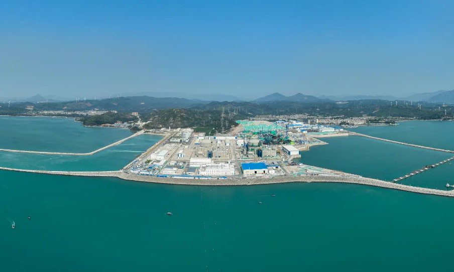 漳州核電是華龍一號批量化建設(shè)的始發(fā)地，也是全球最大華龍一號核電基地，項(xiàng)目規(guī)劃建設(shè)6臺華龍一號核電機(jī)組，當(dāng)前1號機(jī)組已投入商業(yè)運(yùn)行，2號機(jī)組計(jì)劃今年第四季度投入商業(yè)運(yùn)行，3、4號機(jī)組已于2024年開工建設(shè)，5、6號機(jī)組正在有序推進(jìn)前期工作。