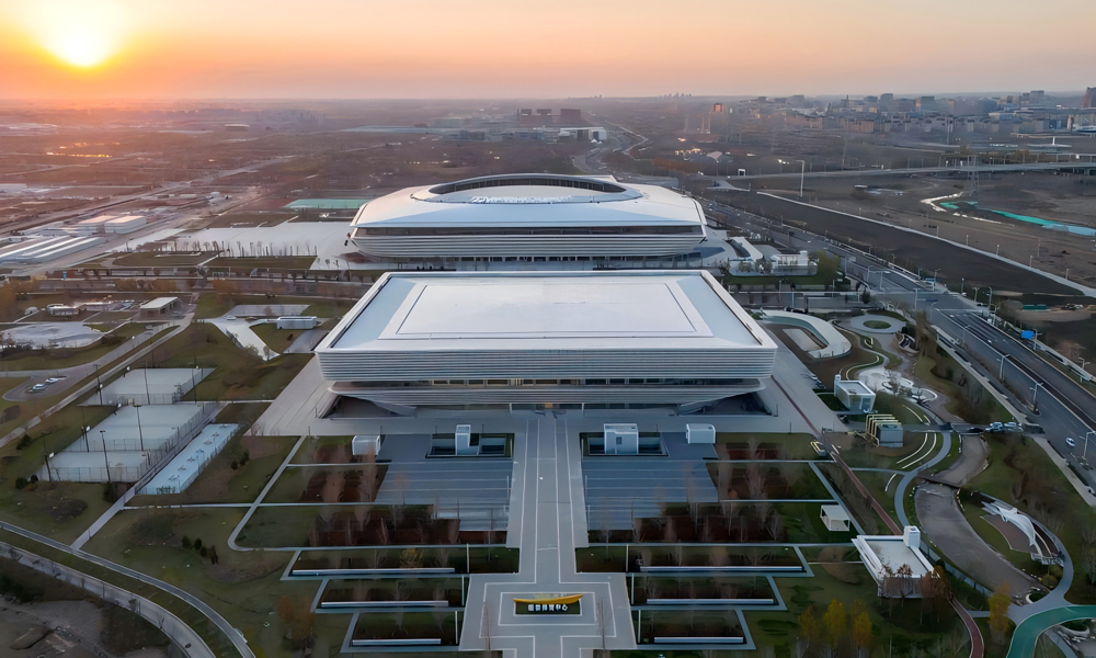 近日，由中國建筑旗下中建二局、中建安裝參建的雄安新區(qū)啟動區(qū)最大的體育中心?——雄安體育中心正式運(yùn)營。