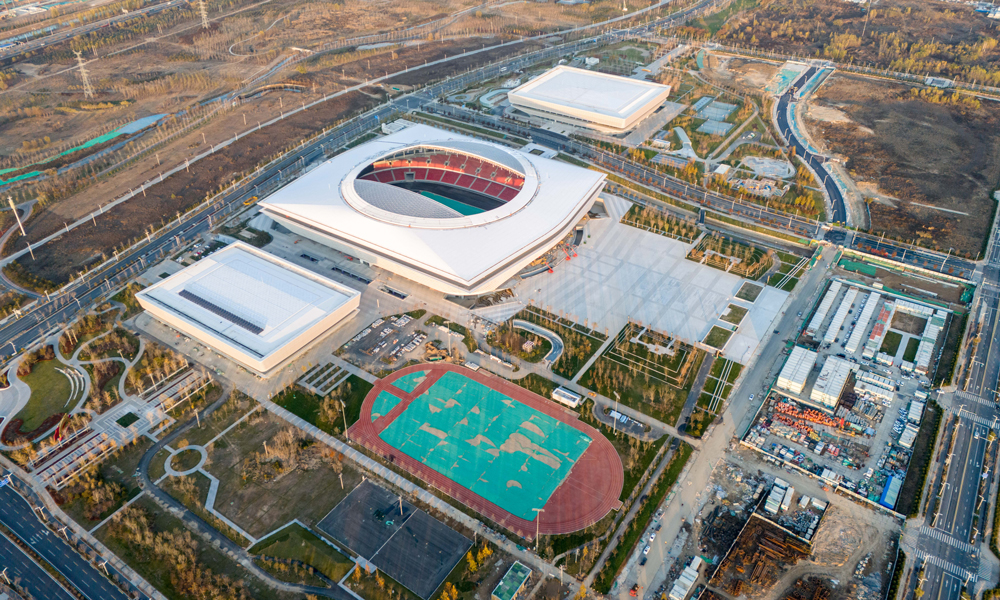雄安體育中心位于啟動區(qū)北部大學(xué)園片區(qū)，總建筑面積約18萬平方米，由體育場、體育館、游泳館三個單體建筑組成，其中體育場設(shè)約 30000個座位，體育館設(shè)約10001個座位，游泳館設(shè)約2051個座位，可滿足各類型賽事活動的使用需求，是雄安新區(qū)地標(biāo)性建筑之一。 