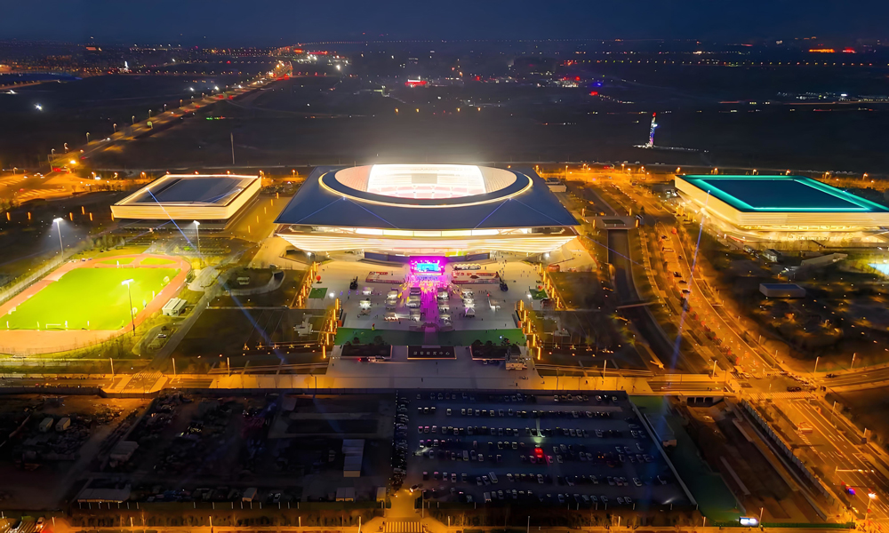 該項(xiàng)目深度應(yīng)用中建二局自主研發(fā)的金屬屋面智慧平臺，導(dǎo)入BIM模型，自動套料下料，該平臺已建立超20項(xiàng)生產(chǎn)數(shù)據(jù)標(biāo)準(zhǔn)接口，可實(shí)現(xiàn)同源數(shù)據(jù)在上下游相關(guān)企業(yè)的一鍵無損流轉(zhuǎn)，極大提高屋面構(gòu)件的下料速度并將項(xiàng)目平均套料損耗率降低至1%以下，安裝精度控制在5毫米以內(nèi)，實(shí)現(xiàn)了屋面下料速度和精度的“雙翻倍”，此外，智慧平臺還可以實(shí)時掌握，現(xiàn)場質(zhì)量情況、整改閉合度及形象進(jìn)度，推動現(xiàn)場精細(xì)化管理。