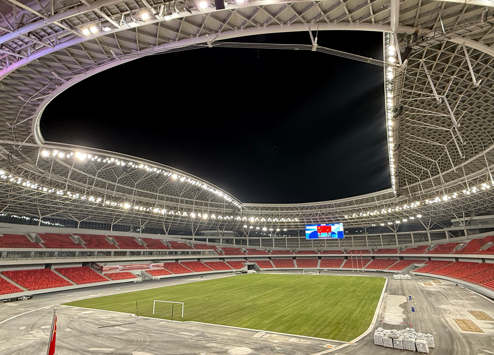 雄安體育中心既是雄安新區(qū)重要的體育活動配套設(shè)施，可承接高規(guī)格國際賽事、演藝演出、會議會展等活動，也是一座面向全城民眾的綜合性體育公園，可滿足市民體育鍛煉、休閑娛樂、購物消費(fèi)等多樣化需求。