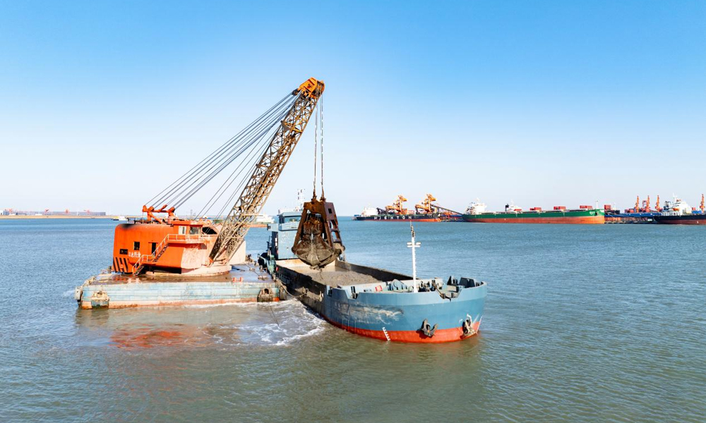 近日，國家能源集團(tuán)項(xiàng)目建設(shè)現(xiàn)場一片繁忙景象：川西高原，世界第一高壩壩體日漸升高；渤海海畔，五期港口建設(shè)有序推進(jìn)；長江北岸，電廠鋼架安裝全面鋪開。鏡頭掃過安全帽上的春雨，掠過青青草地上的露珠……國家能源集團(tuán)工作人員在蓬勃的春意中，向著更燦爛的明天進(jìn)發(fā)。圖為港口公司黃驊港務(wù)煤炭五期工程項(xiàng)目建設(shè)現(xiàn)場。梁雪冰 攝