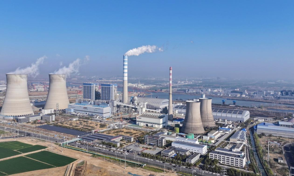 江蘇宿遷公司1×B50兆瓦燃煤背壓熱電聯(lián)產(chǎn)項(xiàng)目建設(shè)正如火如荼進(jìn)行，作為國內(nèi)首臺(tái)套500噸每小時(shí)等級(jí)塔式鍋爐，建成后供熱能力達(dá)到350噸/小時(shí)，對(duì)區(qū)域供熱的安全性、經(jīng)濟(jì)性、可靠性產(chǎn)生較大影響。丁一 攝