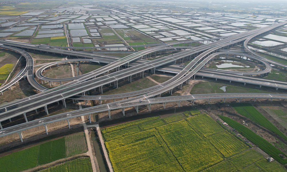 武松高速作為湖北省“九縱五橫三環(huán)”高速公路網(wǎng)的關(guān)鍵聯(lián)絡(luò)線，由武漢段、仙桃至洪湖段、萬全至監(jiān)利段、監(jiān)利至江陵段、江陵至松滋段（含觀音寺長江大橋）等5段高速組成，線路總長約222公里。對于優(yōu)化湖北高速路網(wǎng)，強化長江經(jīng)濟帶骨干路網(wǎng)結(jié)構(gòu)，改善仙桃市東南部與洪湖市中北部地區(qū)的交通狀況，提升分蓄洪區(qū)的防洪和緊急救援能力具有極其重要的戰(zhàn)略意義。