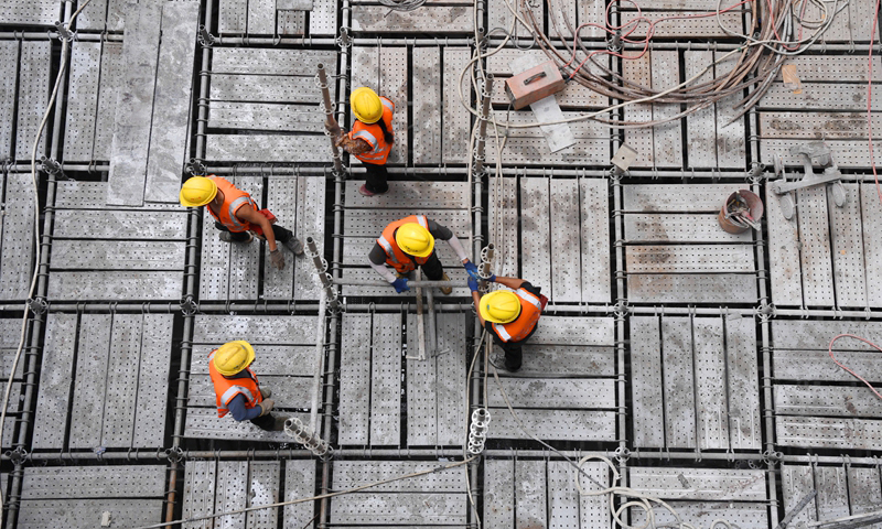 5月5日，工人在三亞河口通道工程項(xiàng)目現(xiàn)場施工。新華社記者 趙穎全 攝