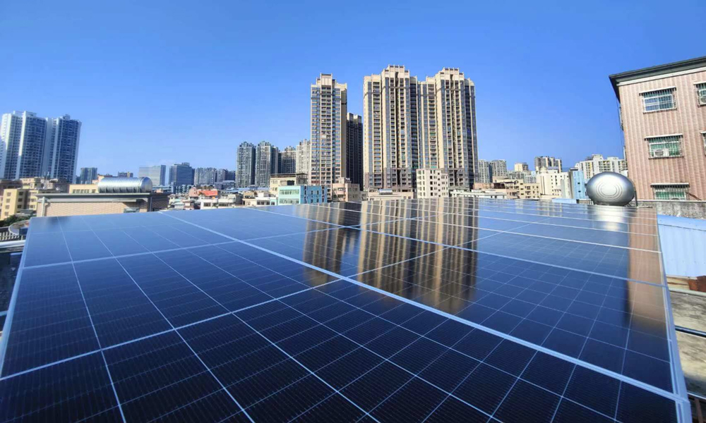 近日，中國建筑旗下中建六局承建的廣東惠州惠陽區(qū)分布式光伏項(xiàng)目一批施工點(diǎn)位并網(wǎng)成功?；蓐枀^(qū)光伏資源存量盤活項(xiàng)目共涉及219家單位537個(gè)施工點(diǎn)位，擬利用惠陽區(qū)21.81萬平方米存量屋頂資源，打造15.25萬平方米光伏發(fā)電站。這種“自發(fā)自用、余電上網(wǎng)”模式，達(dá)到了單位用電優(yōu)先，富余電力反哺公共電網(wǎng)的效果，有效減少了碳排放。