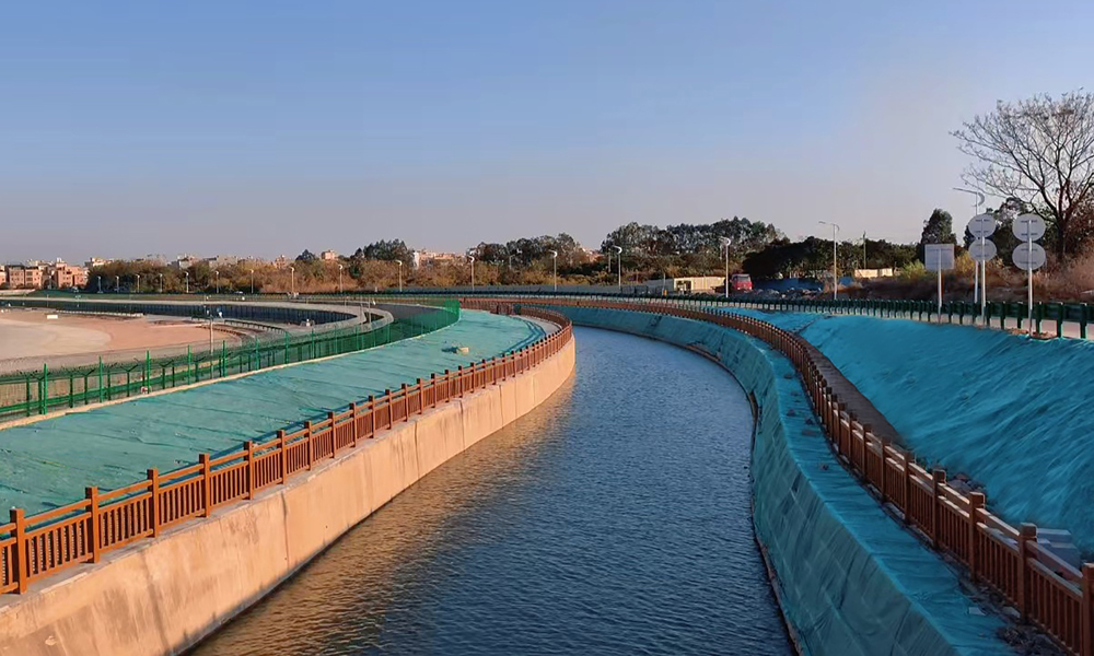 由中國建筑旗下中建一局承建的廣州白云機(jī)場三期景觀河項(xiàng)目，是廣州市重點(diǎn)工程，項(xiàng)目位于廣東省廣州市，是廣州白云機(jī)場三期配套的防洪排澇景觀河，項(xiàng)目充分利用自然排水系統(tǒng)，構(gòu)建低影響開發(fā)雨水系統(tǒng)，并通過海綿城市建設(shè)優(yōu)化地表海綿體，將機(jī)場打造成為“小雨不積、大雨不澇、地面潔凈、生態(tài)美觀”的海綿型機(jī)場。