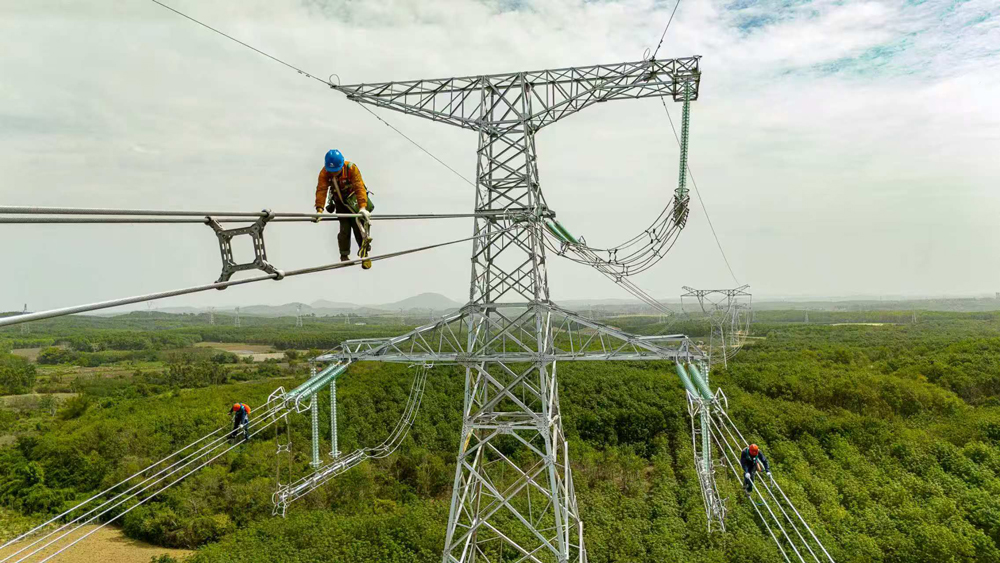 在海南海口、三亞、昌江等多地的施工現(xiàn)場，施工人員加緊進行變電站電氣設(shè)備安裝和輸電線路組塔架線工作，為今年海南500千伏主網(wǎng)架工程投產(chǎn)全力以赴。