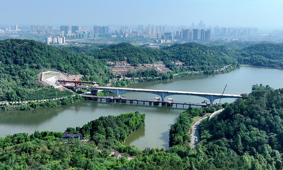 玄天湖雙線大橋全長460.561米，位于重慶市銅梁區(qū)玄天湖4A級景區(qū)內(nèi)，對施工環(huán)水保要求極高。為保護(hù)天鵝棲息地及湖區(qū)生態(tài)，項(xiàng)目團(tuán)隊(duì)將跨越湖面的施工棧橋縮至最短路徑，減少水中鋼管樁27根，承臺施工采用鎖扣鋼管樁圍堰，實(shí)現(xiàn)主墩施工區(qū)與湖水隔離。施工中，項(xiàng)目團(tuán)隊(duì)在大橋建設(shè)中集成了5項(xiàng)前沿技術(shù)和工藝工裝，其中連續(xù)梁采用我國新一代智能懸臂造橋機(jī)施工，較傳統(tǒng)工藝降低50%以上高空作業(yè)風(fēng)險、提升15%施工效率。