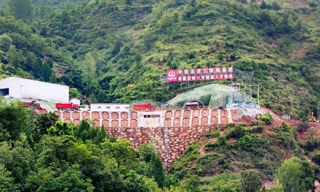 近日，由中國中鐵旗下中鐵北京局承建、位于陜西省商洛市山陽縣境內(nèi)的西安至十堰高鐵（簡稱西十高鐵）云嶺一號隧道貫通。西十高鐵是陜西“米”字形高鐵網(wǎng)中重要的一“捺”，新建正線長255.7公里，設(shè)計時速350公里。西十高鐵開通后，西安至十堰將實現(xiàn)1小時內(nèi)到達(dá)，西安至武漢的鐵路運行時間可縮短至2.5小時左右。