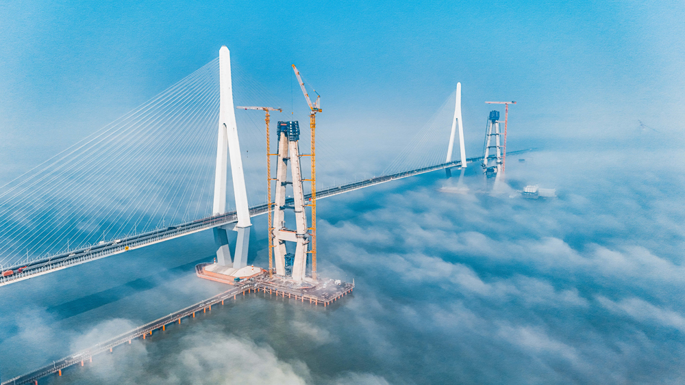 近日，中交二航局承建的國(guó)內(nèi)首座市域（郊）鐵路跨海大橋——寧波象山港跨海大橋南中塔柱成功合龍。建設(shè)者們以飽滿的熱情晝夜奮戰(zhàn)，在確保工程質(zhì)量和安全的前提下，科學(xué)施工，全力推進(jìn)項(xiàng)目進(jìn)度。