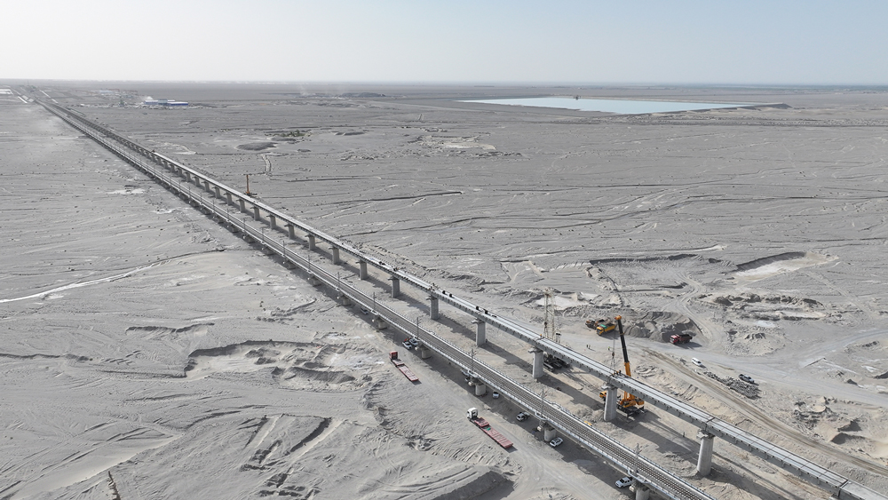 近日，隨著最后一片長32米、重134噸的T梁完成架設(shè)，羅布泊至若羌鐵路（簡稱羅若鐵路）全線最長橋——米蘭河特大橋架梁任務(wù)全部完成，為后續(xù)鋪軌施工打開了作業(yè)面。