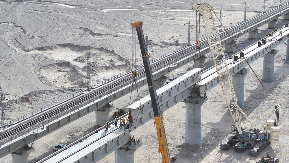 羅若鐵路全長約300公里，設(shè)計時速120公里。中國中鐵旗下中鐵一局承擔(dān)全線的鋪架施工任務(wù)，包括制架T梁366單線孔、正線鋪軌297.73公里、站線鋪軌31.44公里、鋪設(shè)道岔114組、鋪設(shè)道砟104.2萬立方米。米蘭河特大橋位于新疆維吾爾自治區(qū)鐵門關(guān)市境內(nèi)，全長2449.86米，共需架設(shè)T梁75孔。