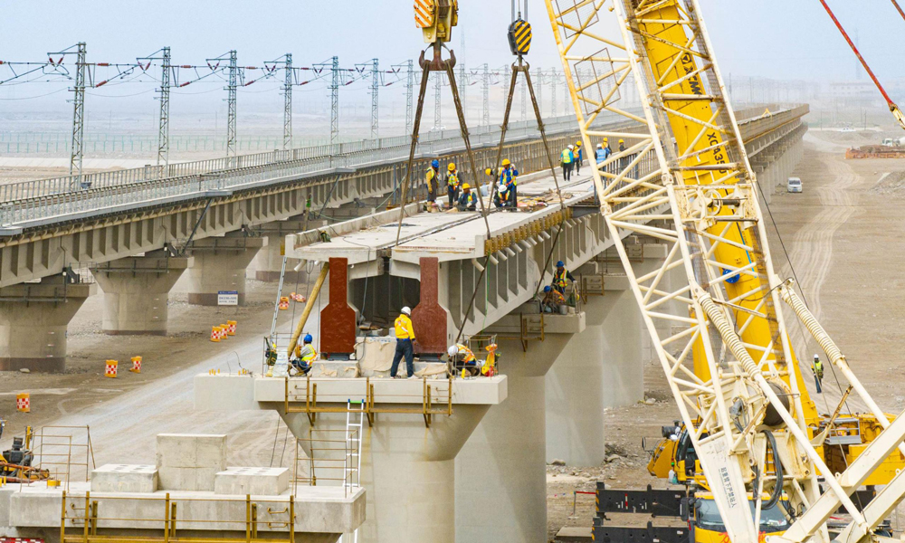 羅若鐵路全線建成后，將連通既有和若鐵路、哈羅鐵路，并與蘭新鐵路、格庫鐵路銜接，形成多徑路的進出疆通道，對助力沿線礦產(chǎn)資源開發(fā)，提升“公轉(zhuǎn)鐵”運輸能力，優(yōu)化完善區(qū)域路網(wǎng)布局具有積極意義。