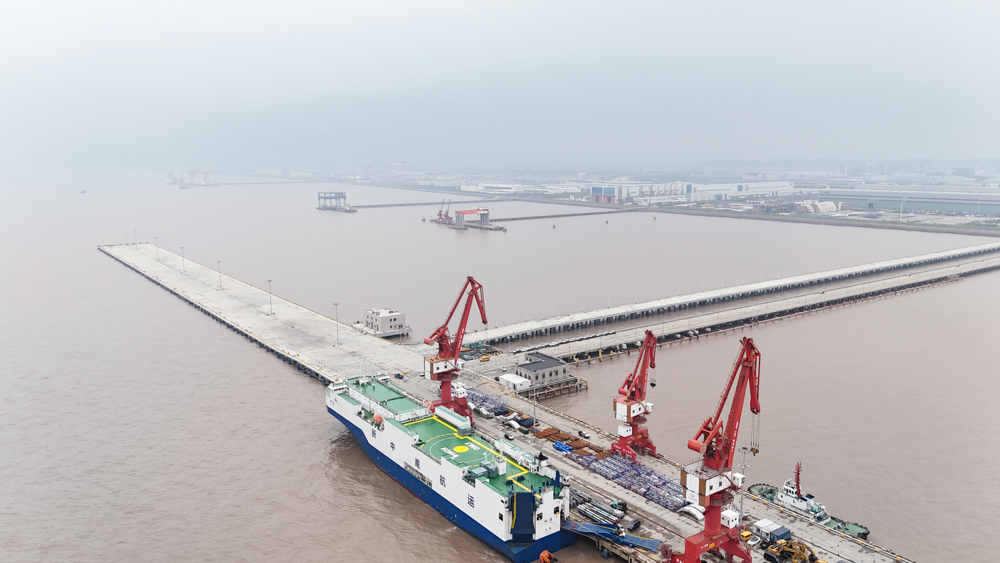 二期工程投用后，將鞏固上海港汽車滾裝業(yè)務(wù)國際競爭力，為國產(chǎn)汽車“出?！焙烷L三角經(jīng)濟(jì)發(fā)展賦能。