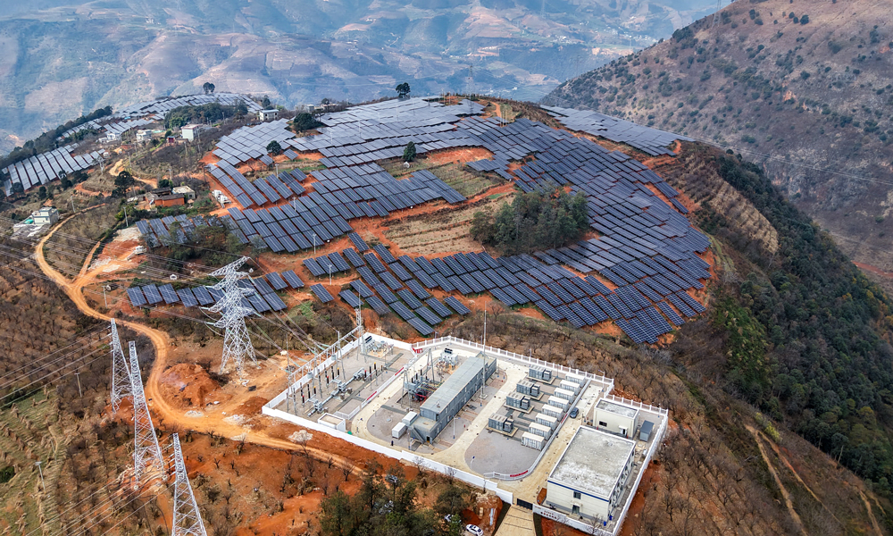 近日，由東方電氣集團(tuán)所屬東方光能投資建設(shè)的云南祿勸200兆瓦農(nóng)光互補(bǔ)光伏項(xiàng)目順利實(shí)現(xiàn)全容量并網(wǎng)。該項(xiàng)目是目前已投運(yùn)的國(guó)內(nèi)規(guī)模最大高海拔農(nóng)光互補(bǔ)光伏項(xiàng)目，將助力西南地區(qū)“光伏+農(nóng)業(yè)”融合發(fā)展邁入新征程。項(xiàng)目占地面積約3800畝，直流側(cè)裝機(jī)240兆瓦，總投資約8億元，自2024年7月開工建設(shè)，東方光能僅用10個(gè)月時(shí)間，在海拔2000米的云貴高原上建起了一座“藍(lán)色海洋”，為區(qū)域能源結(jié)構(gòu)轉(zhuǎn)型與鄉(xiāng)村振興注入強(qiáng)勁動(dòng)能。