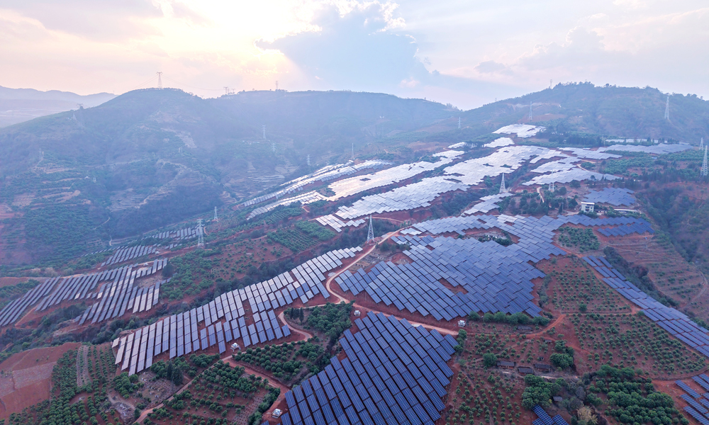 云南祿勸200兆瓦農(nóng)光互補(bǔ)光伏項(xiàng)目建設(shè)過(guò)程中，東方光能管理團(tuán)隊(duì)攻克山地施工地形復(fù)雜、光伏與農(nóng)業(yè)協(xié)同規(guī)劃精準(zhǔn)高等難題，采用無(wú)人機(jī)吊裝、多平臺(tái)三維輕量化等現(xiàn)代施工技術(shù)，實(shí)現(xiàn)了項(xiàng)目施工全流程的可視化管理，攻克了建設(shè)和技術(shù)難關(guān)。