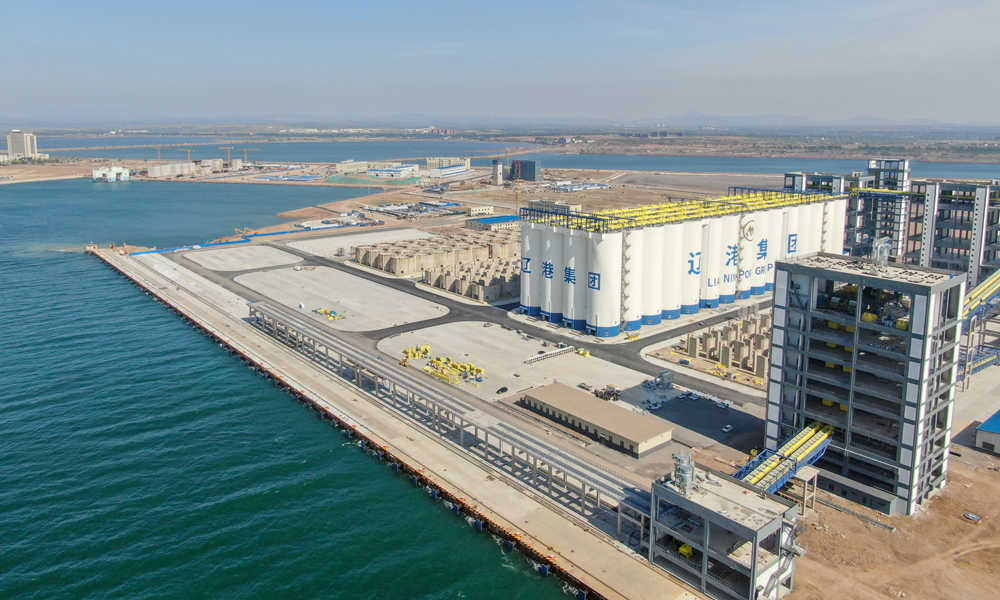 近日，招商局集團旗下大連太平灣合作創(chuàng)新區(qū)各項目施工現(xiàn)場熱火朝天。在助力東北振興的大背景下，招商局集團以此為平臺，深化與遼寧的合作，不斷打造新項目、新模式、新平臺。圖為太平灣糧油供應(yīng)鏈產(chǎn)業(yè)園散糧碼頭施工現(xiàn)場。