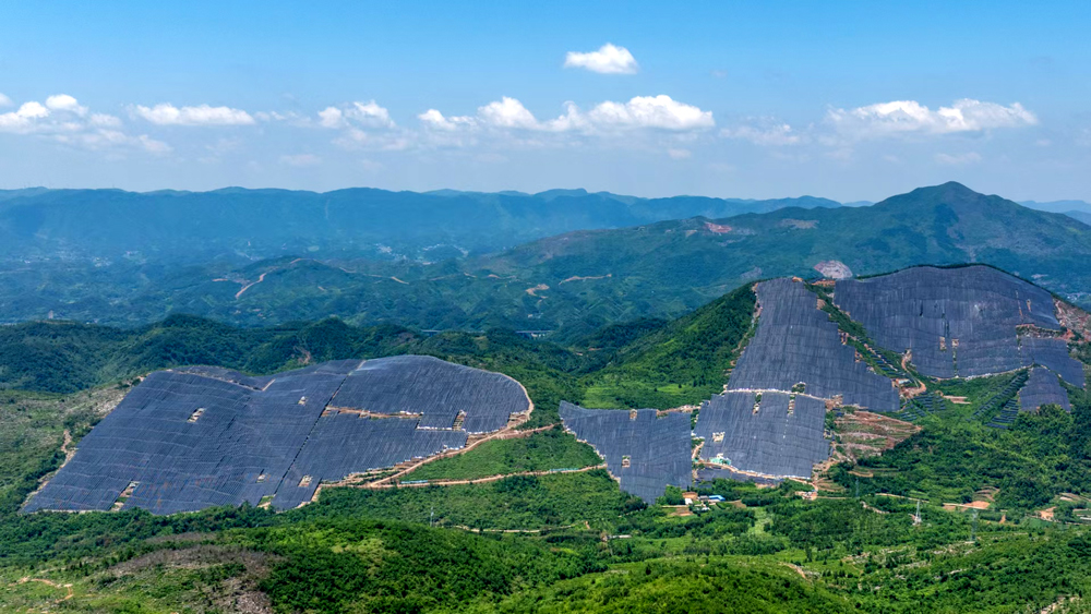 近日，國內(nèi)單片區(qū)裝機規(guī)模最大的山地柔性支架光伏項目——華能通山南林光伏復(fù)合發(fā)電項目正式投產(chǎn)發(fā)電。項目位于湖北省咸寧市，由中國華能旗下華中分公司建設(shè)，華能清能院自主設(shè)計及施工。項目總?cè)萘?20兆瓦，其中柔性支架裝機容量127兆瓦、單跨最大跨度51.4米。