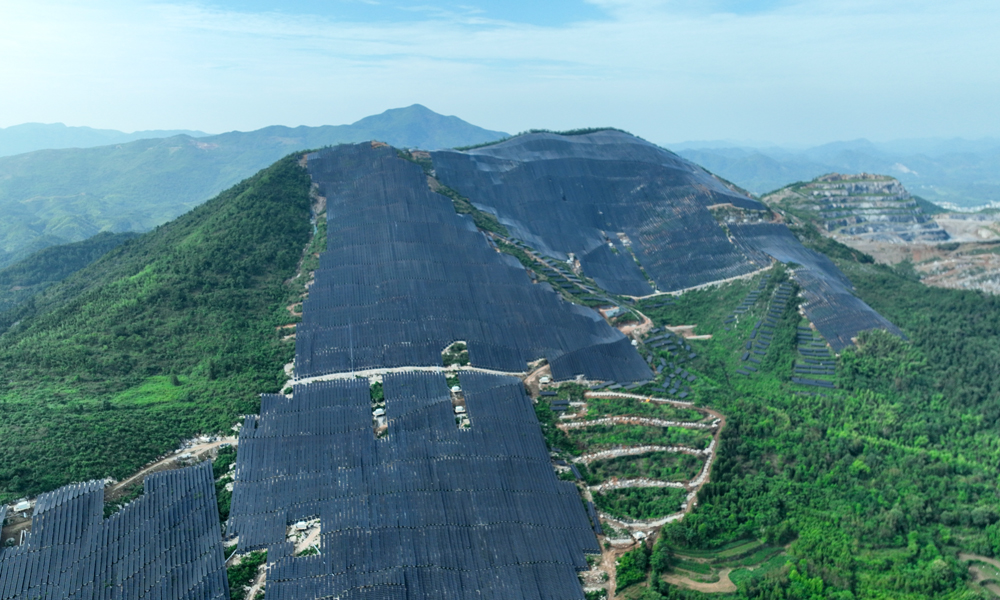 光伏柔性支架是一種大跨度空間結(jié)構(gòu)技術(shù)，具有大跨度、高凈空、低成本、環(huán)境友好等技術(shù)優(yōu)勢，能夠有效提升土地綜合利用效率，適用于山地光伏、農(nóng)光互補等復(fù)雜地形場景。